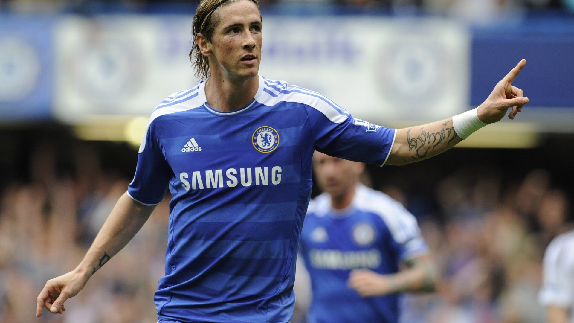 “快艇冲浪：东三叉湖赛场成为极速竞速的最佳舞台”